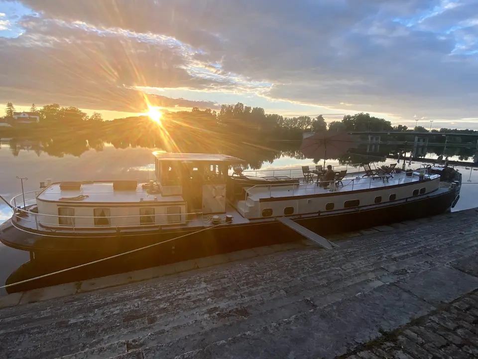 Maria afgemeerd in het gouden licht van de zonsondergang