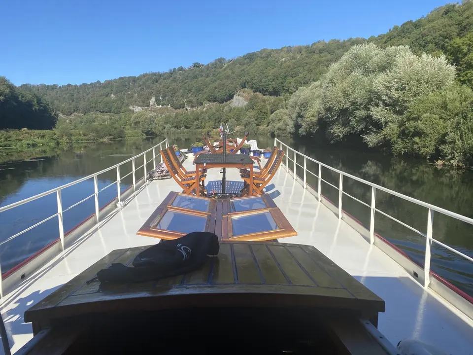 Vooruitkijkend over Maria’s dek op het Canal du Rhône au Rhin
