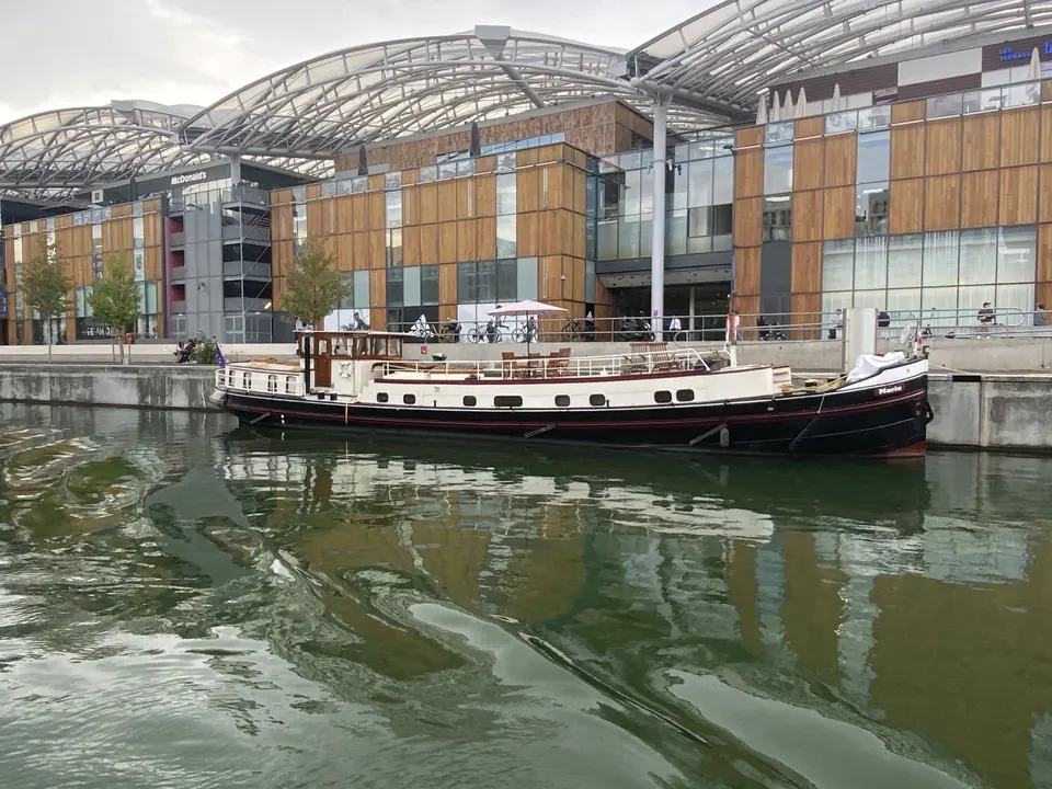 Maria ligt in Lyon afgemeerd onder een modern stadsgebouw