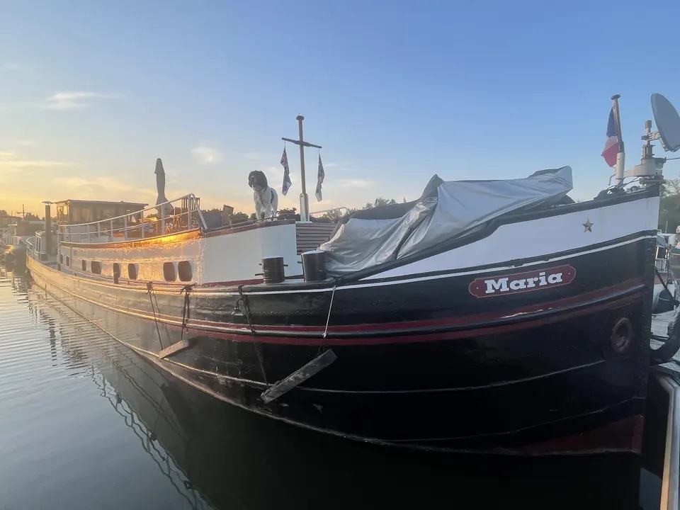 Oscar staat bij zonsondergang op Maria