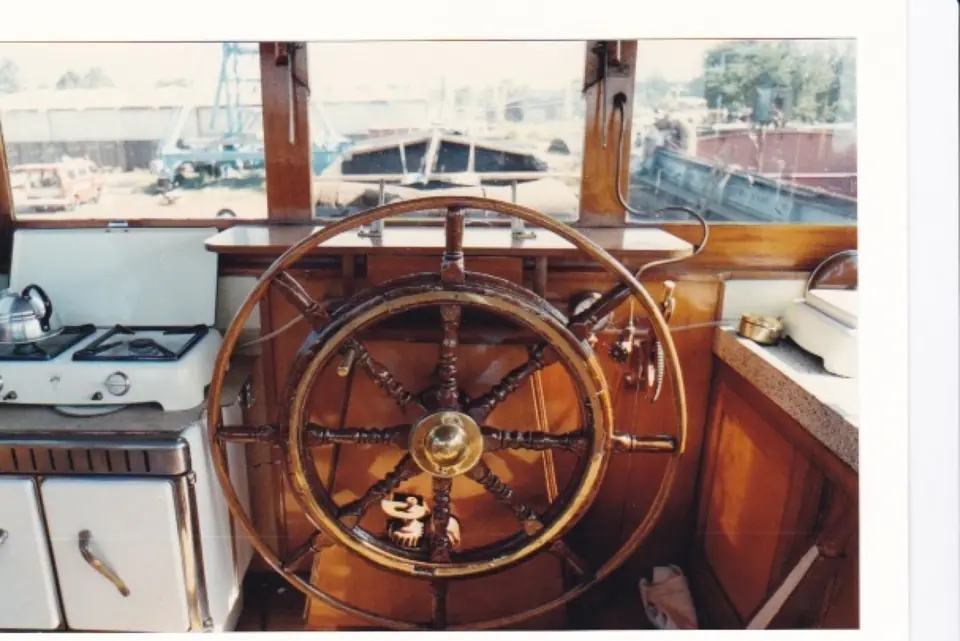 Maria’s vroegere stuurhut met houten stuurwiel, waterpomp, gootsteen en fornuis