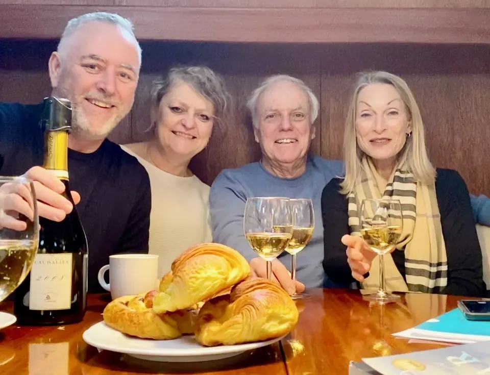Mike, Karen, Don en Patty vieren Maria’s overdracht