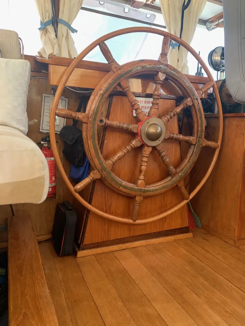 Maria’s historische houten stuurwiel en messing beslag