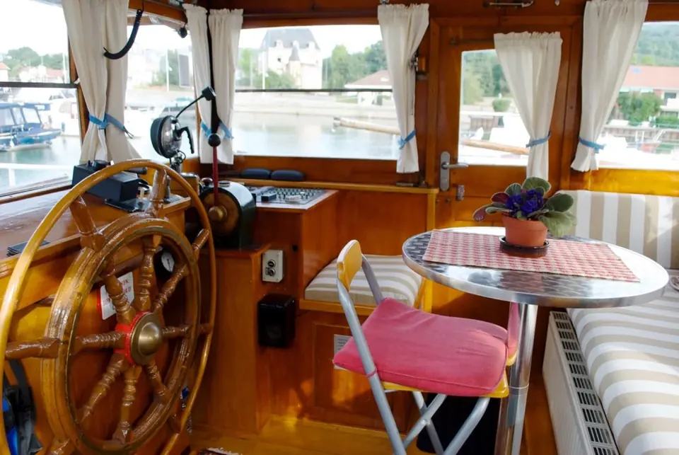 Maria’s houten stuurhut en historische stuurwiel