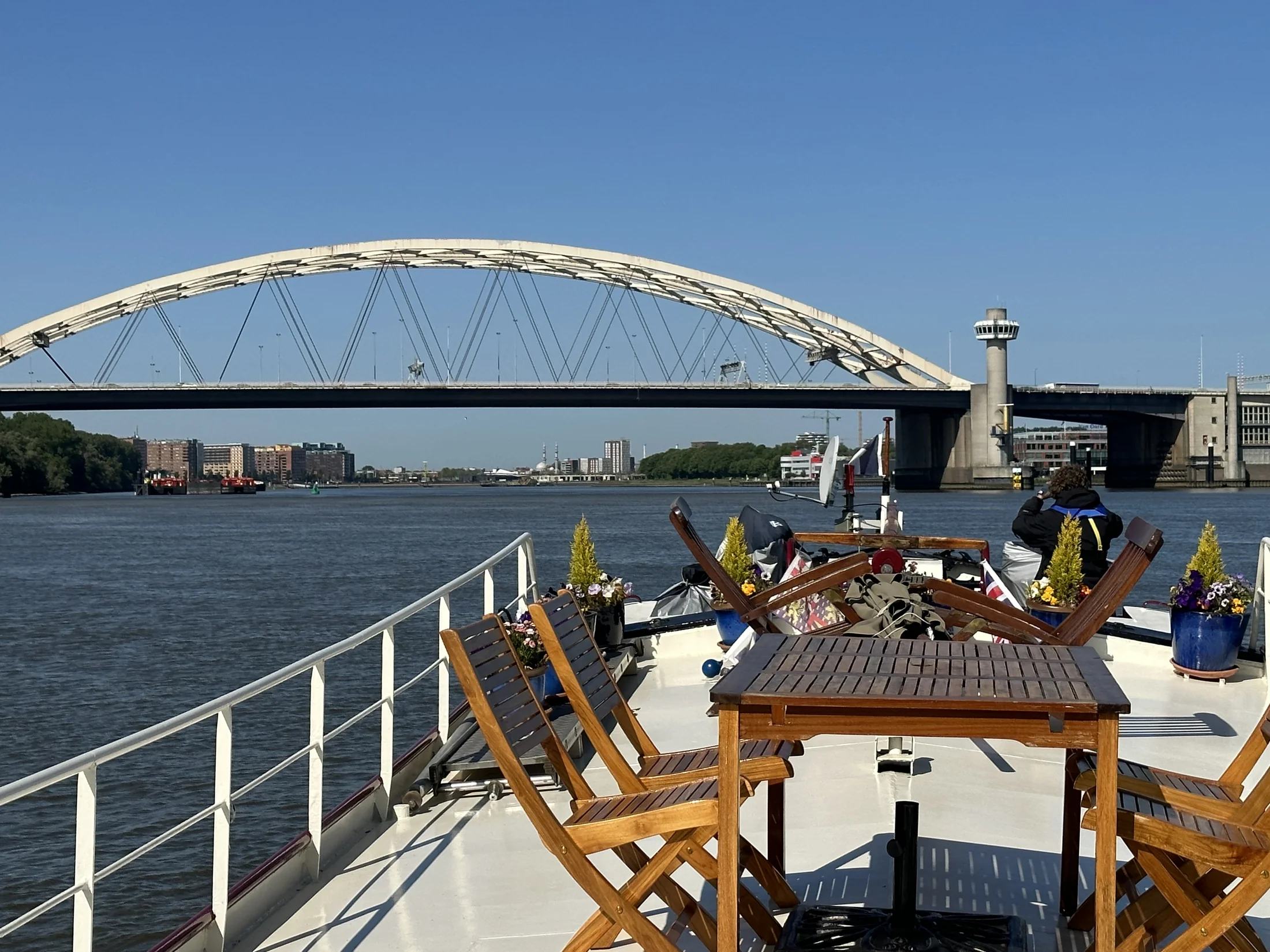 Een grote brug bij de nadering van Rotterdam, gezien over Maria’s dek