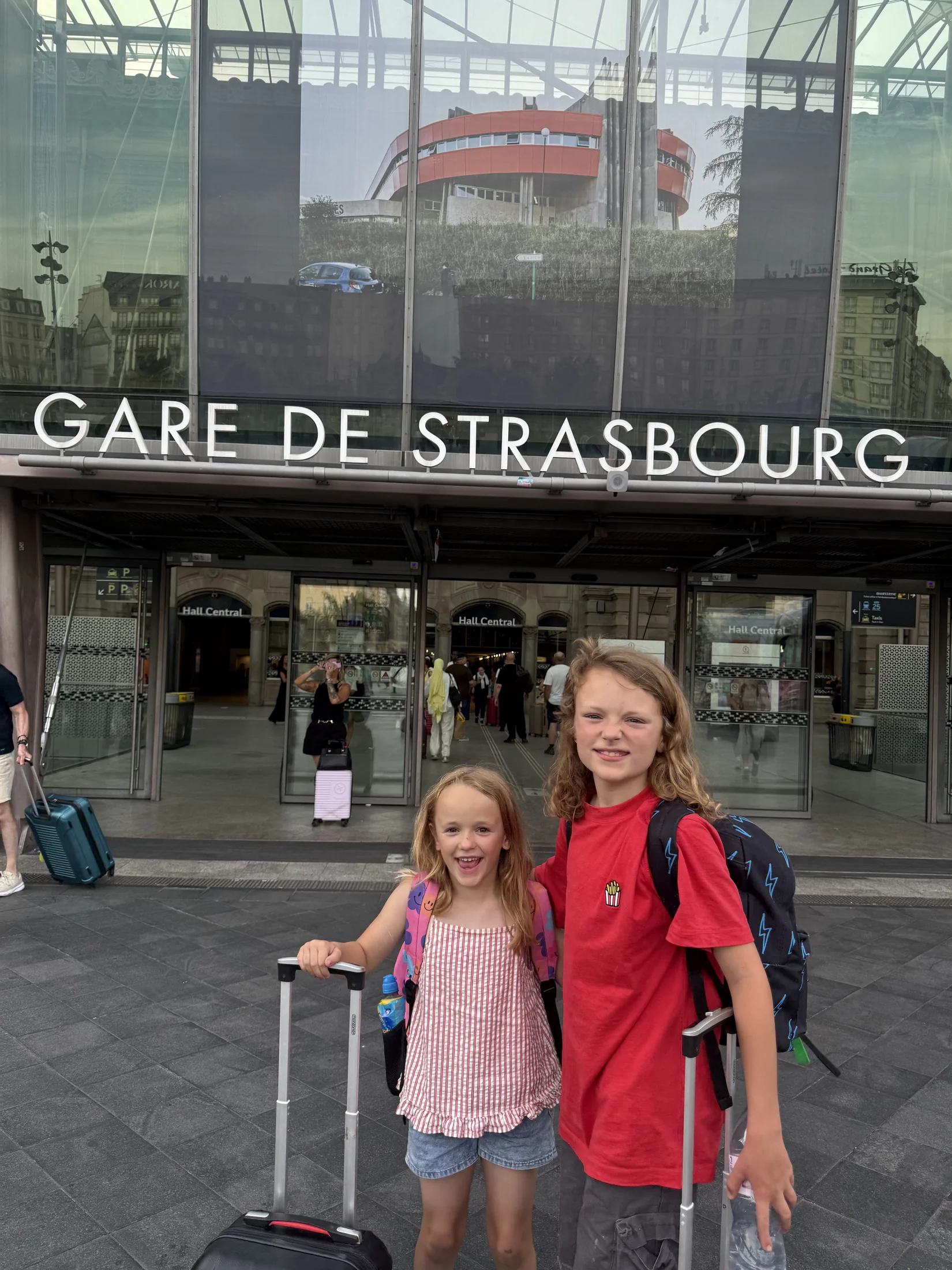 Les petits-enfants arrivent avec leurs bagages à la Gare de Strasbourg