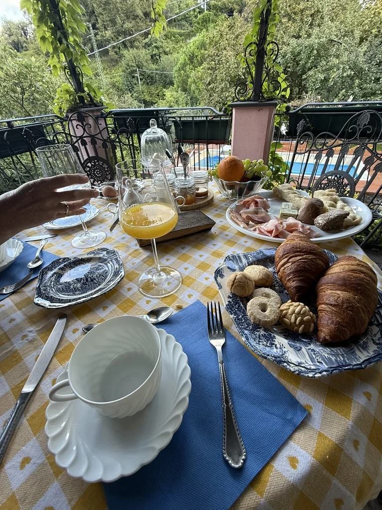 Broodjes, fruit en sap bij het ontbijt op het terras van onze Airbnb in de Italiaanse bergen