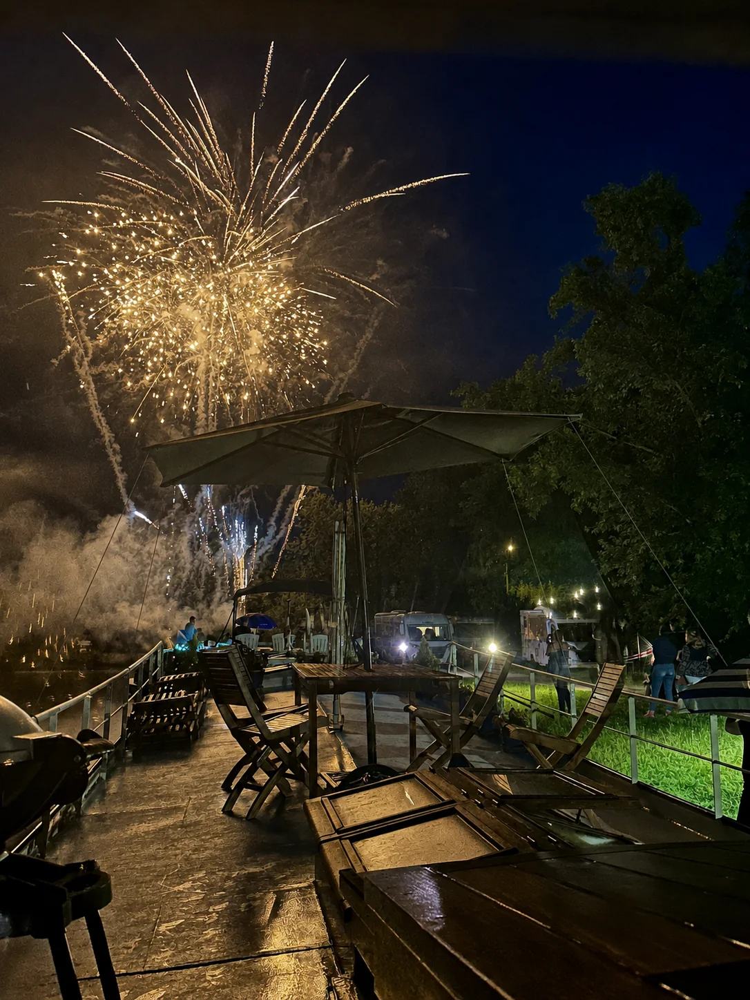 Vuurwerk verlicht de hemel boven Maria’s dekmeubilair en parasol