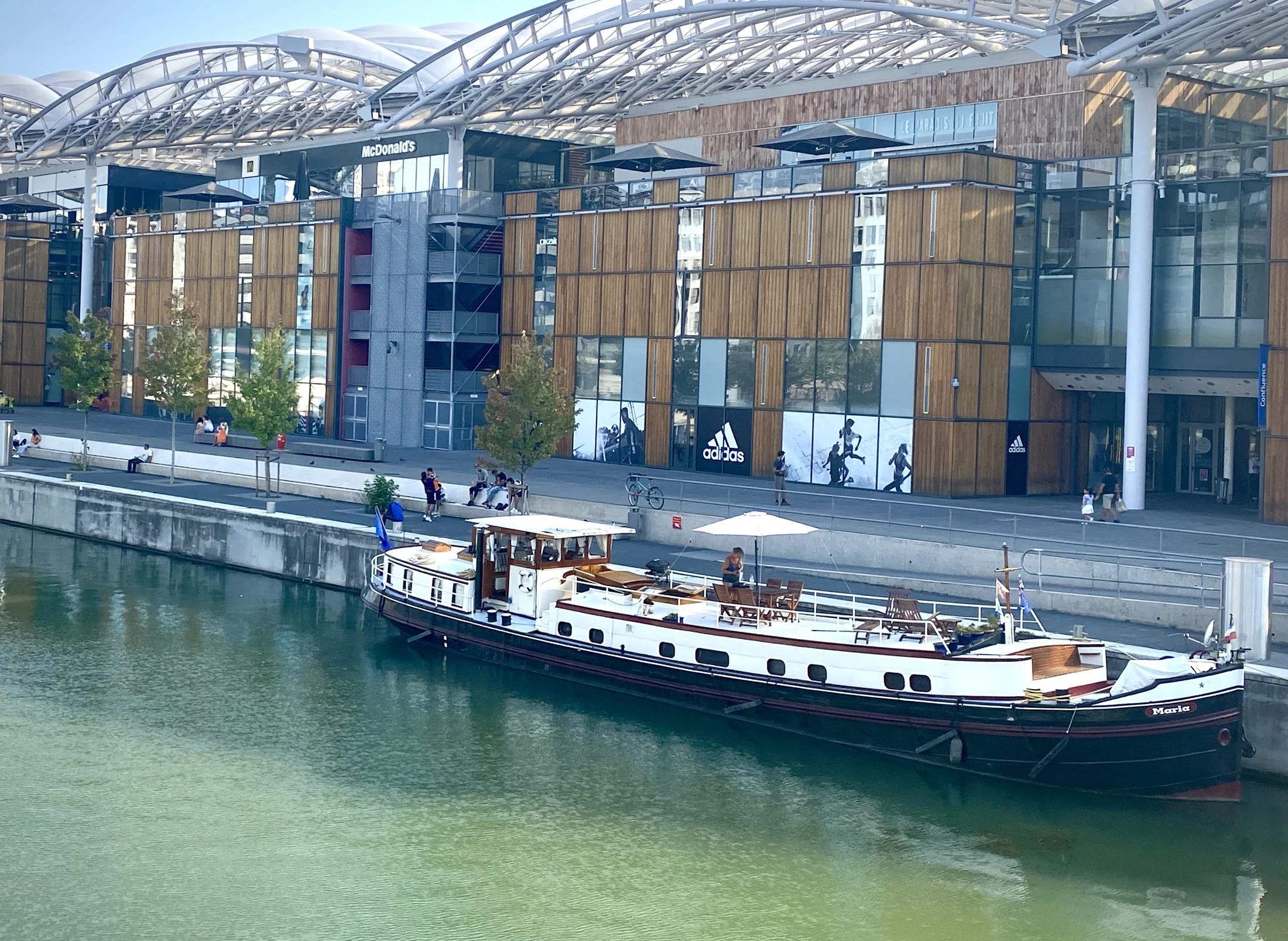 Maria amarrée à Lyon, son pont aménagé le long des quais de la ville