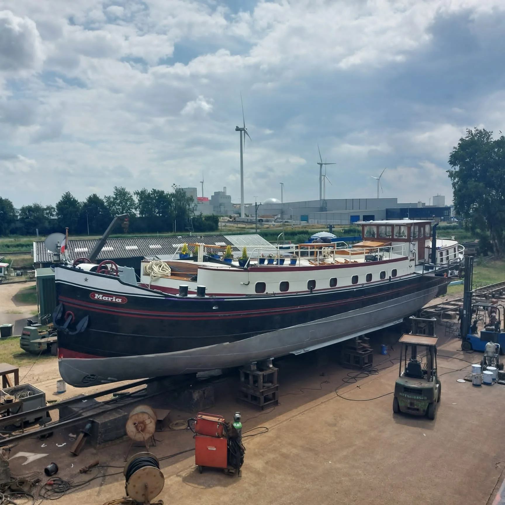 Maria volledig uit het water op de werf in Coevorden