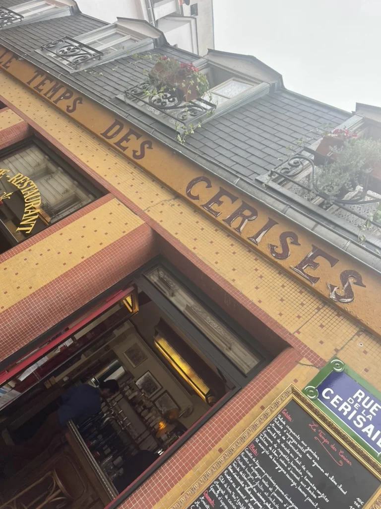 La façade carrelée du restaurant Le Temps des Cerises à Paris