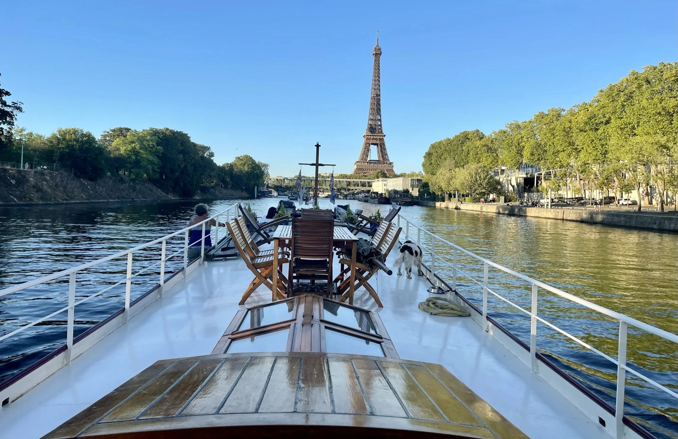 Vue vers l’avant depuis le pont de Maria, en direction de la tour Eiffel