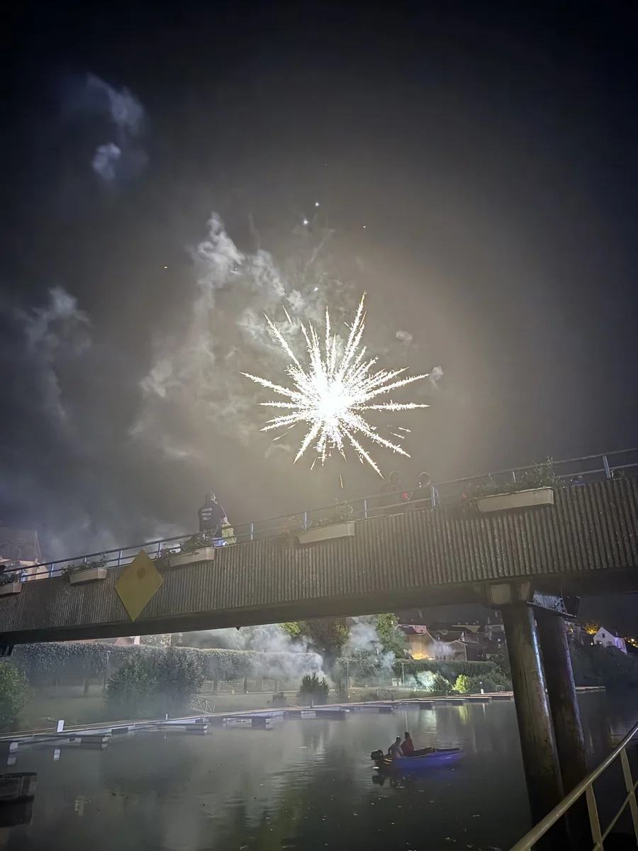 Un feu d’artifice au-dessus de l’eau, vu depuis Maria