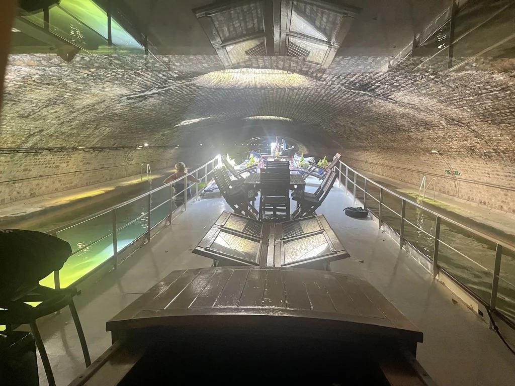 Vue vers l’avant depuis le pont de Maria, dans le tunnel sous les rues de Paris