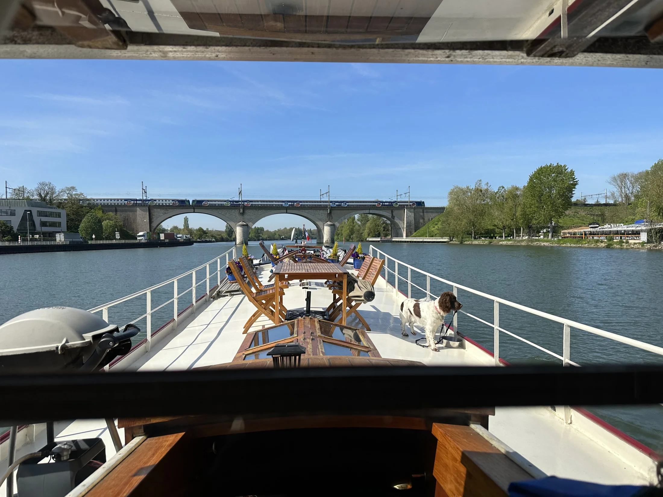 Het uitzicht over Maria’s dek naar een brug tijdens de terugreis naar Parijs