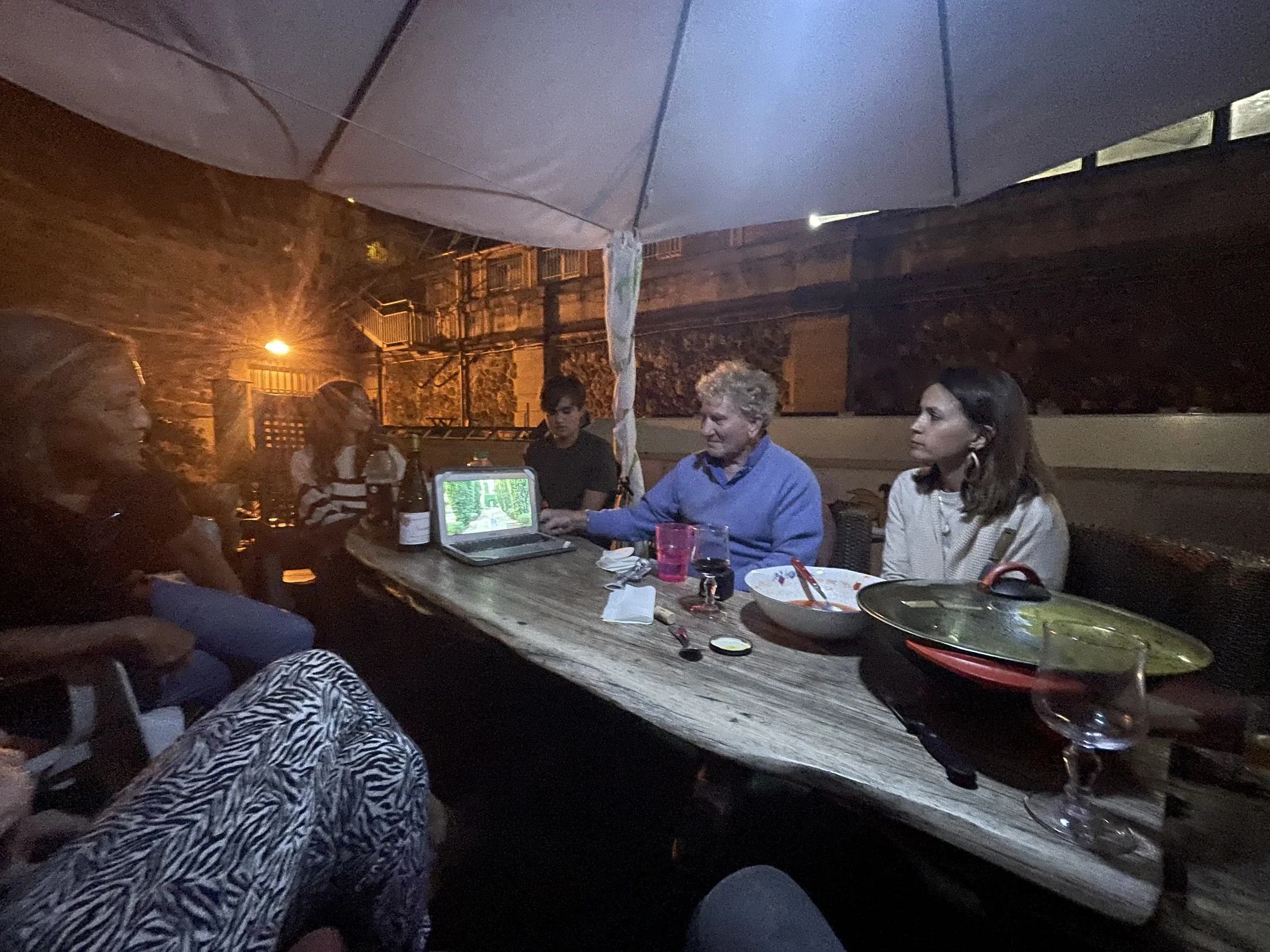 Nos voisins de l’Arsenal réunis autour de la table pendant une soirée passée ensemble