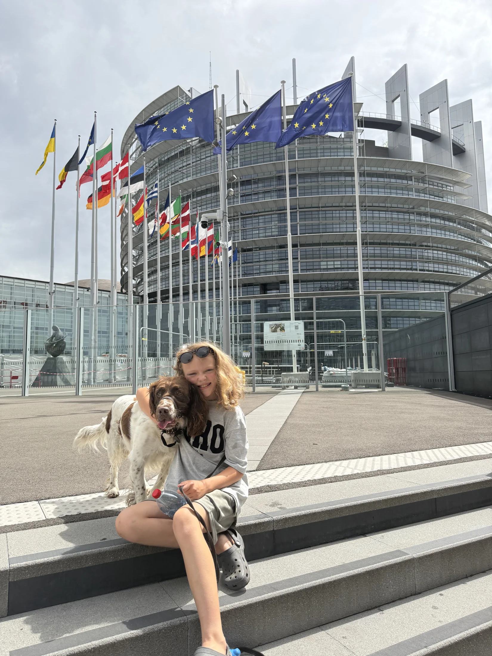 L’un des petits-enfants avec Oscar devant le Parlement européen à Strasbourg