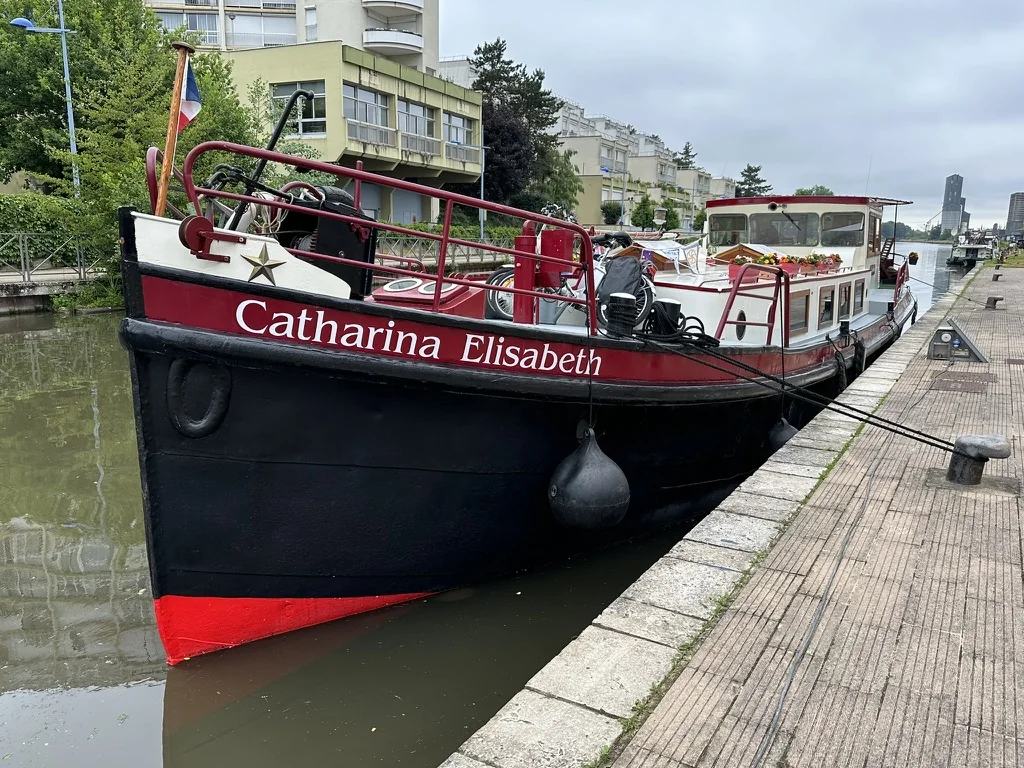 Het schip van Ian en Lissette, Catharina Elisabeth, afgemeerd langs een kade