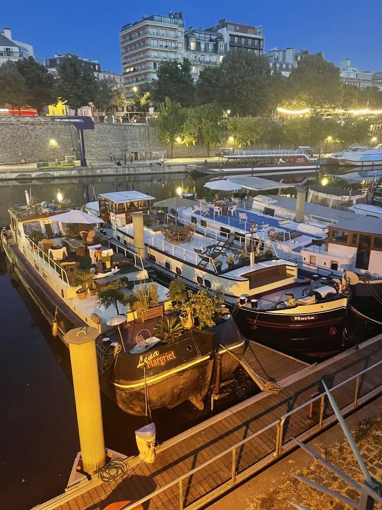 Maria amarrée parmi les bateaux du Port de l’Arsenal, près de la Bastille