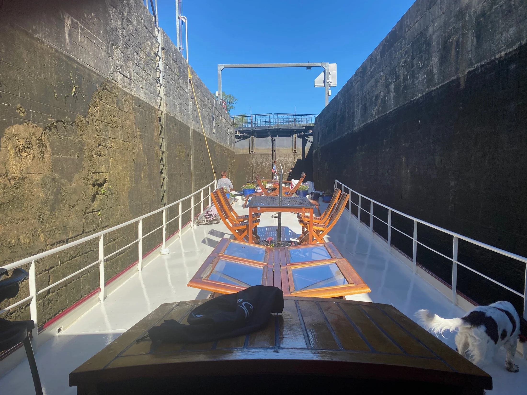 Vooruitkijkend over Maria’s dek tijdens het passeren van een sluis
