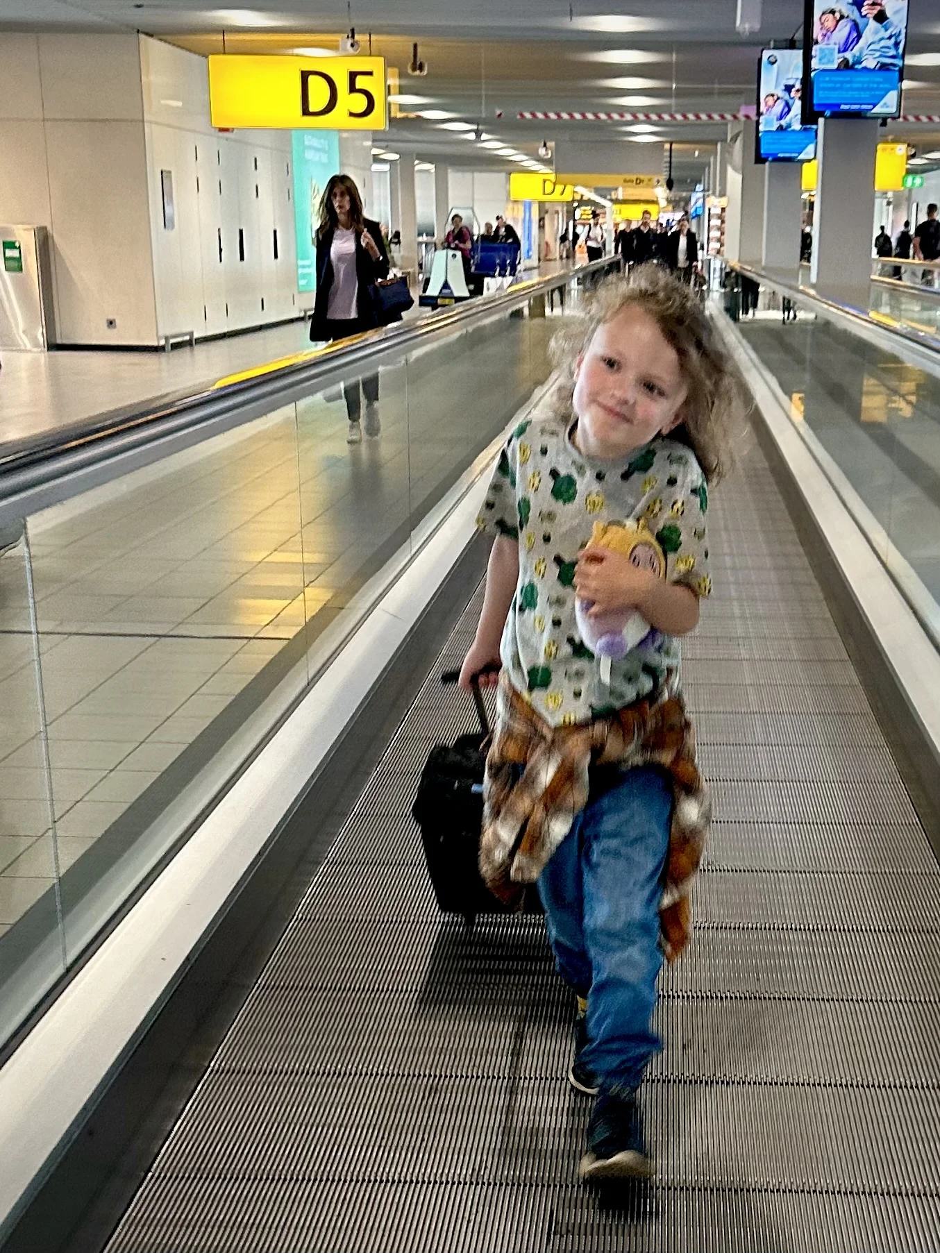 Harry arriveert met bagage om zich in Amsterdam bij Maria te voegen
