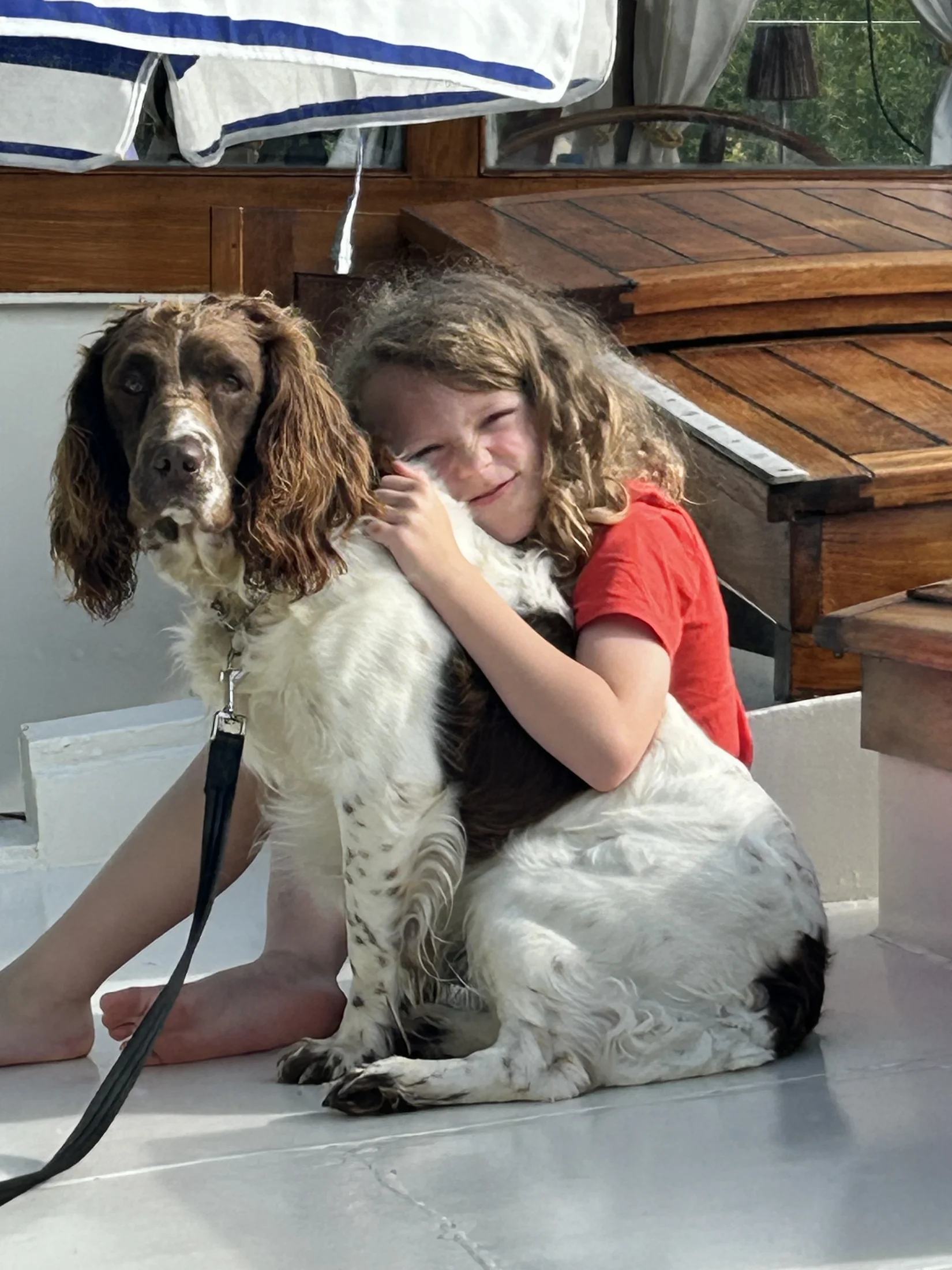 Harry knuffelt Oscar op Maria’s dek naast het houten luik