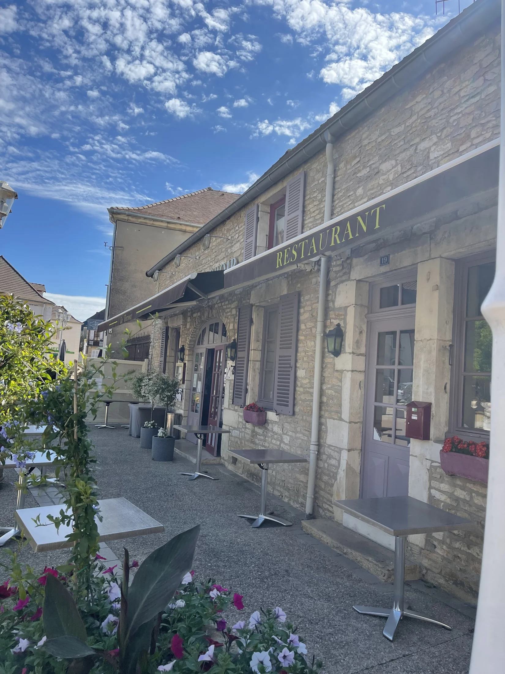 La façade en pierre et la terrasse du Terroir à Santenay