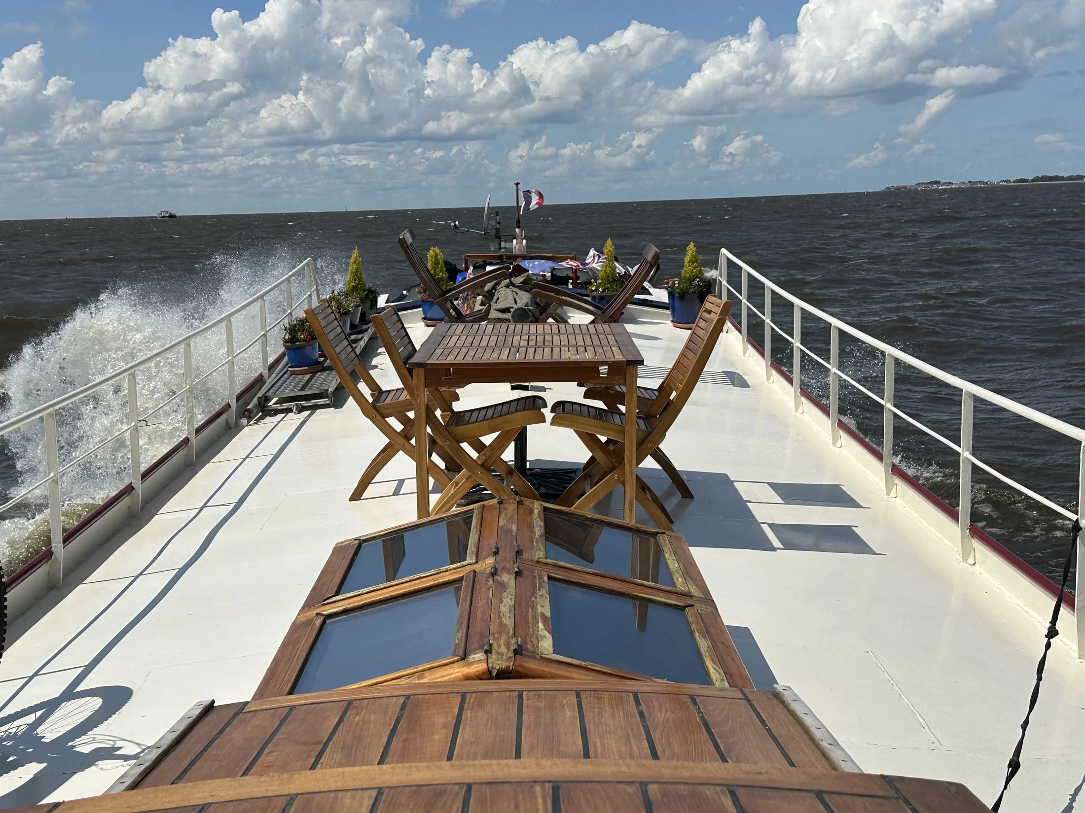 Buiswater slaat over Maria’s boeg, met ruw water en de open horizon voor ons