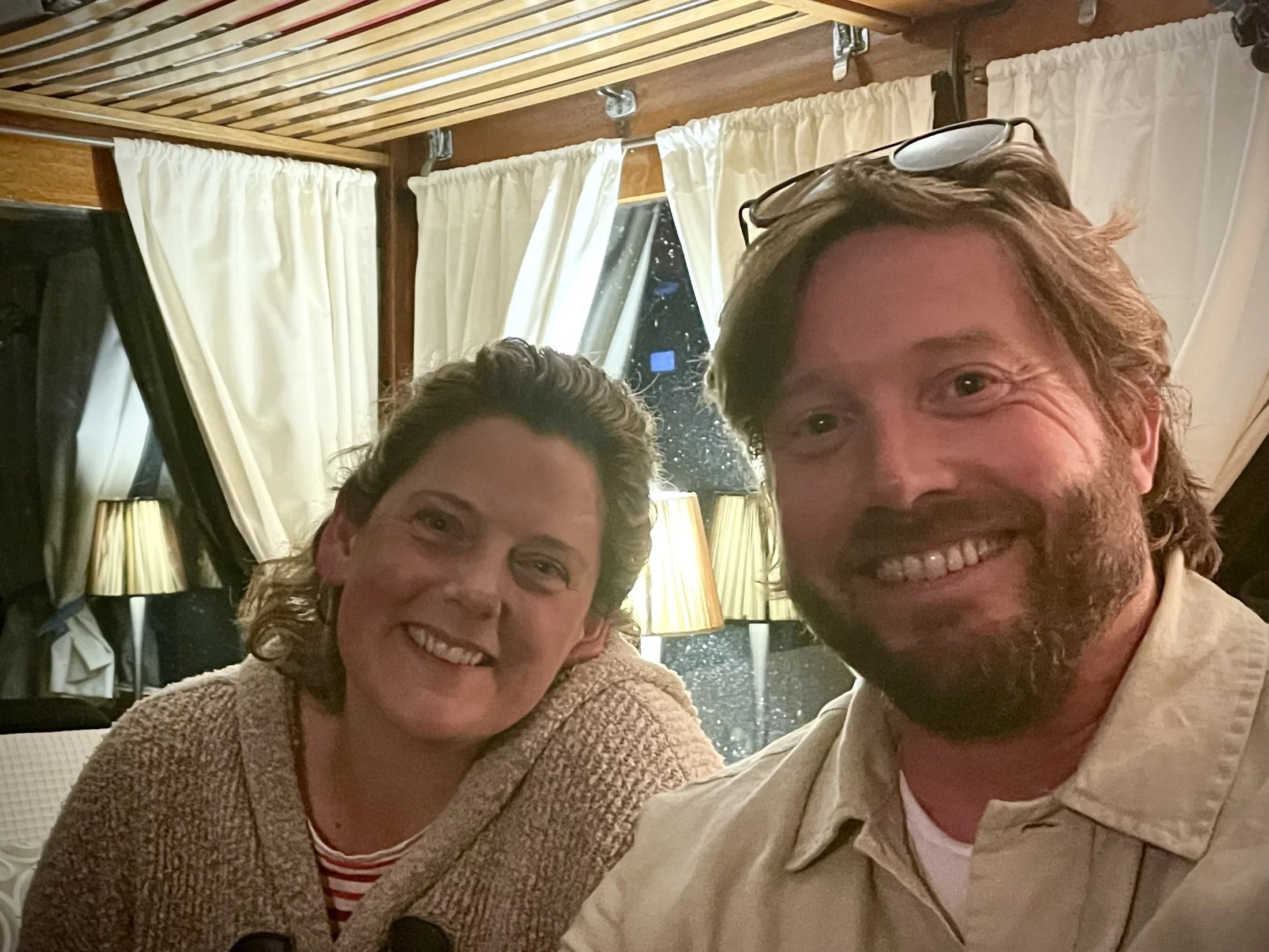 Romain et sa compagne sourient ensemble