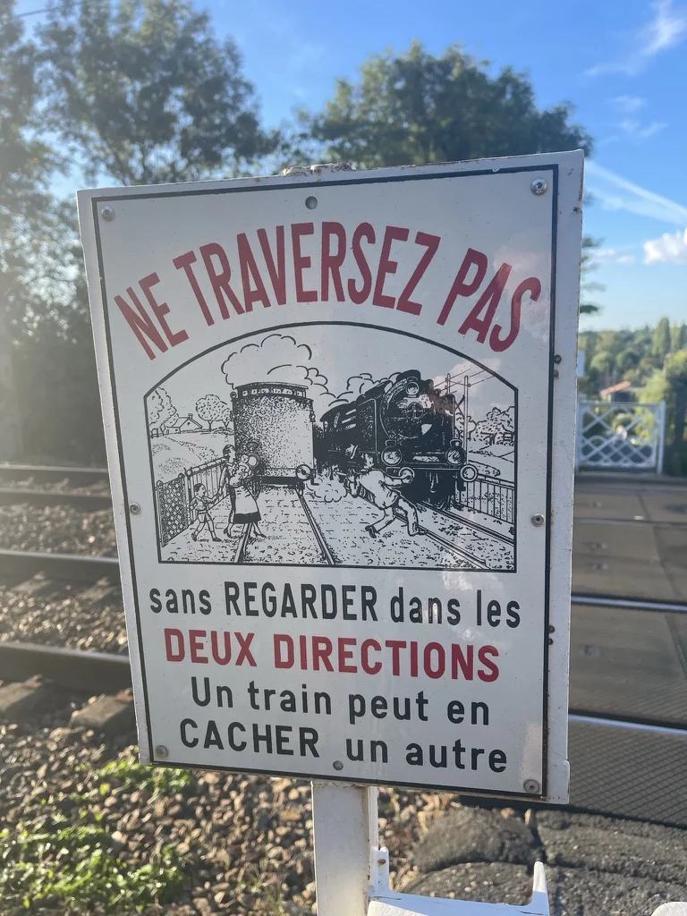 Un avertissement ferroviaire français illustrant qu’un train peut en cacher un autre