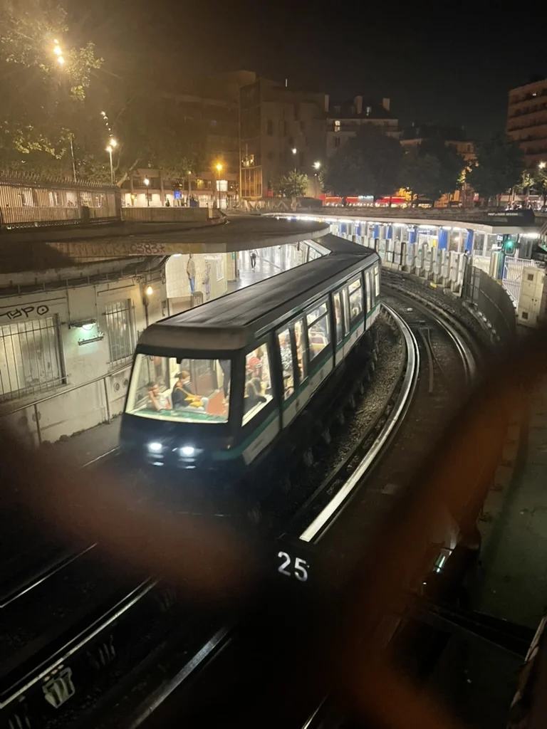 Une rame du métro parisien près de l’amarrage de Maria à la Bastille