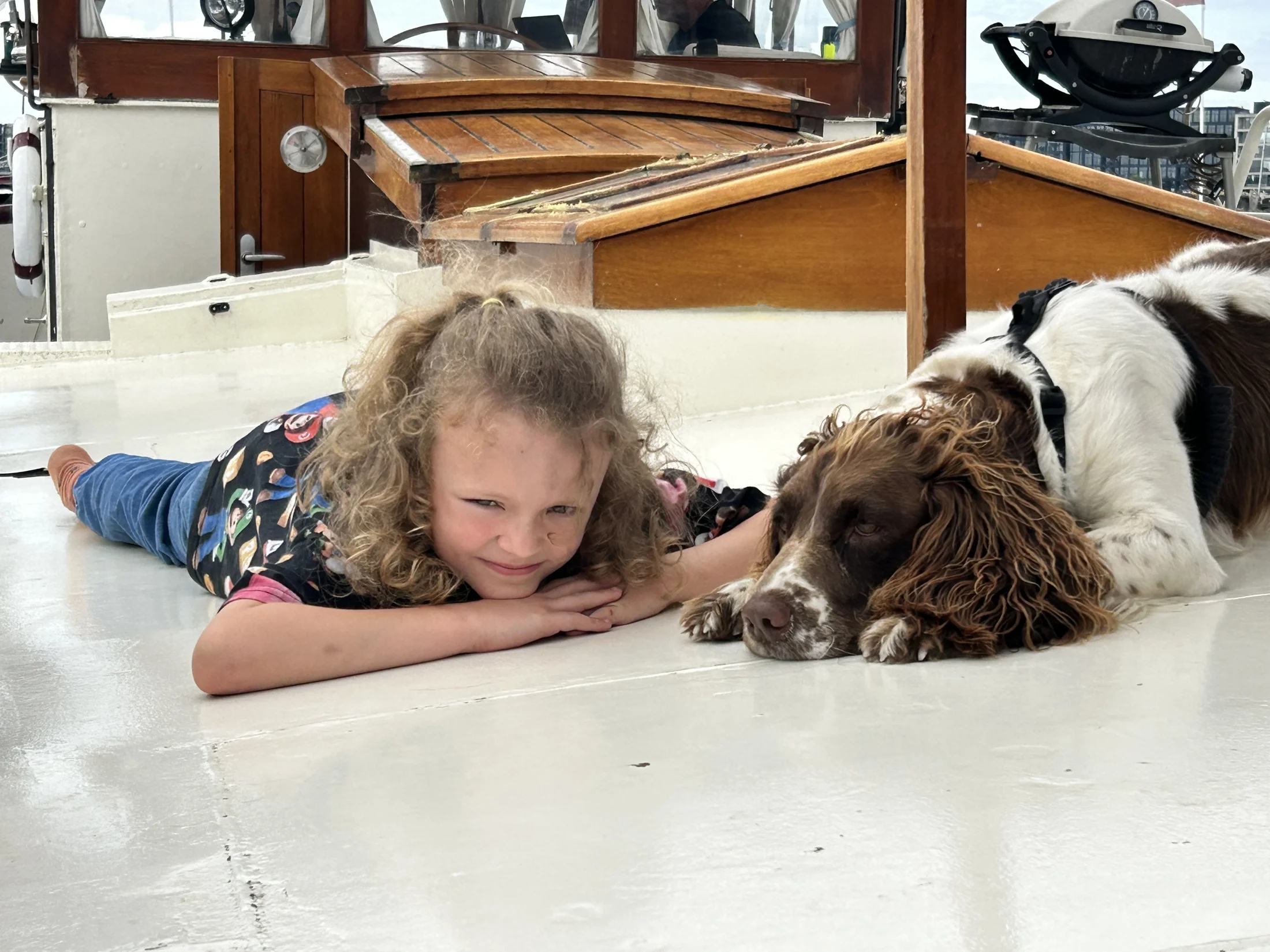Harry en Oscar rusten samen uit op Maria’s dek