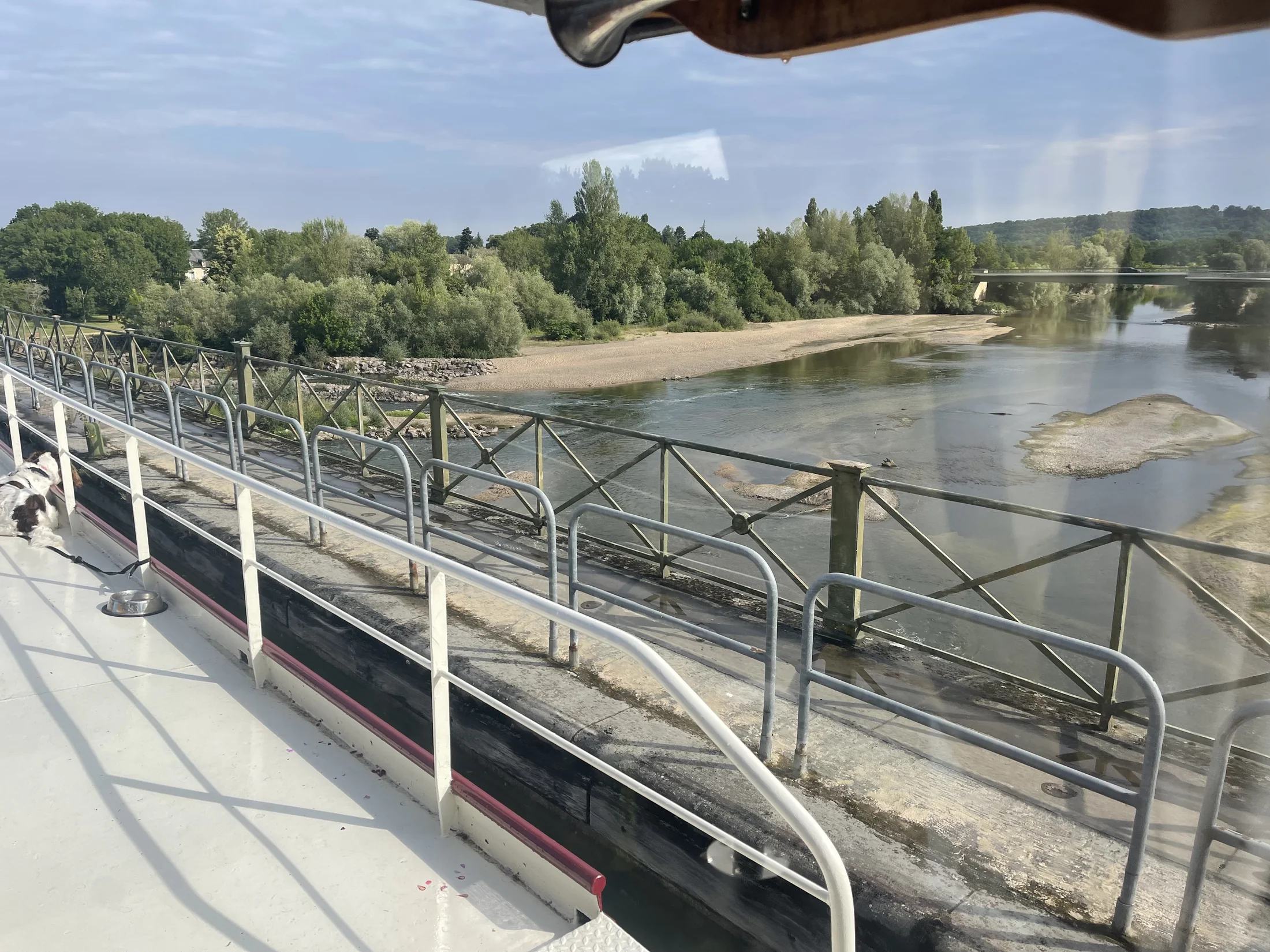 La vue depuis Maria sur l’autre rive, avec Oscar sur le pont