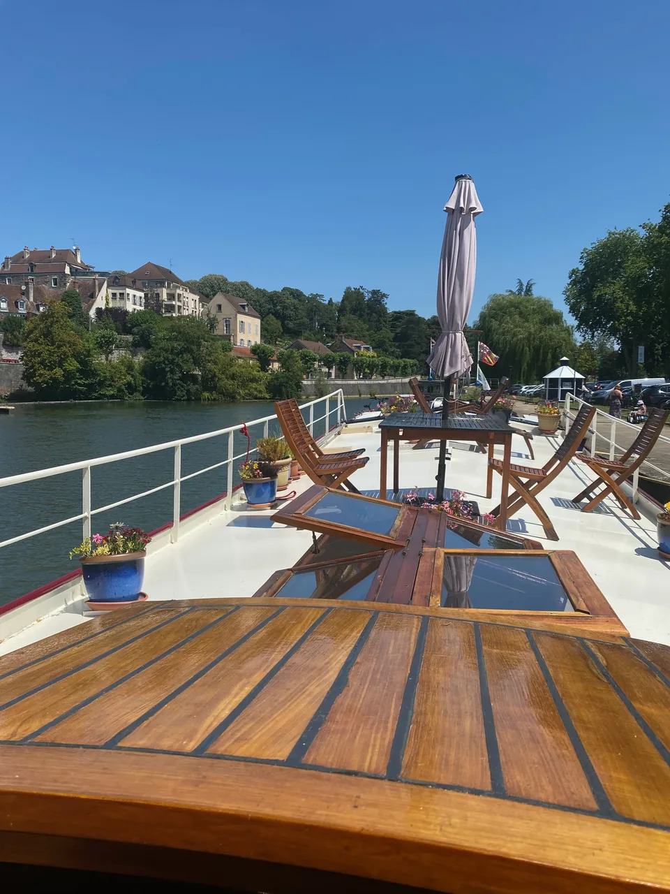 La table à manger extérieure de Maria dressée sur le pont