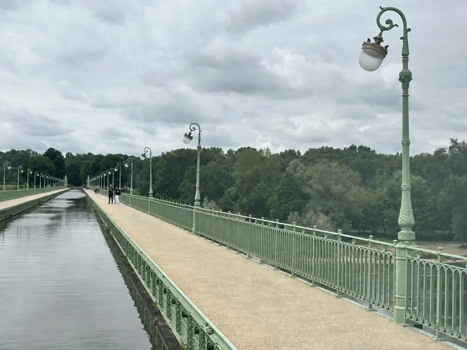 La longue traversée du pont-canal de Briare au-dessus de la Loire