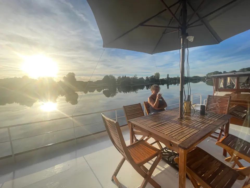 Karen savoure un verre de vin sur le pont de Maria au coucher du soleil