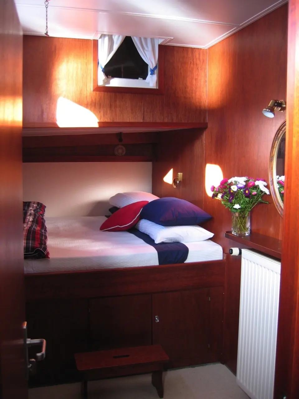 Une cabine double habillée de bois à bord de Maria