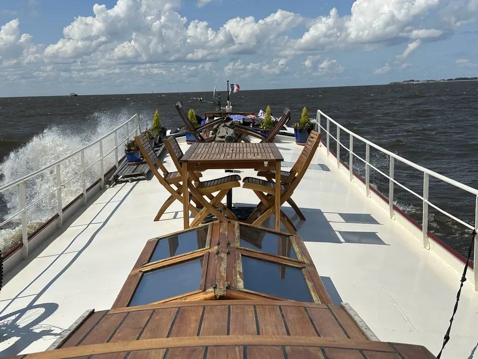 Les embruns déferlent sur le pont avant de Maria pendant la traversée de l’IJsselmeer