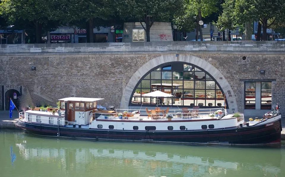 Maria vue de profil dans son ensemble au Port de l’Arsenal