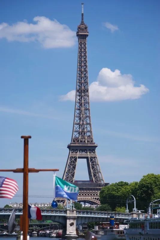 Le mât de Maria dans l’alignement de la tour Eiffel