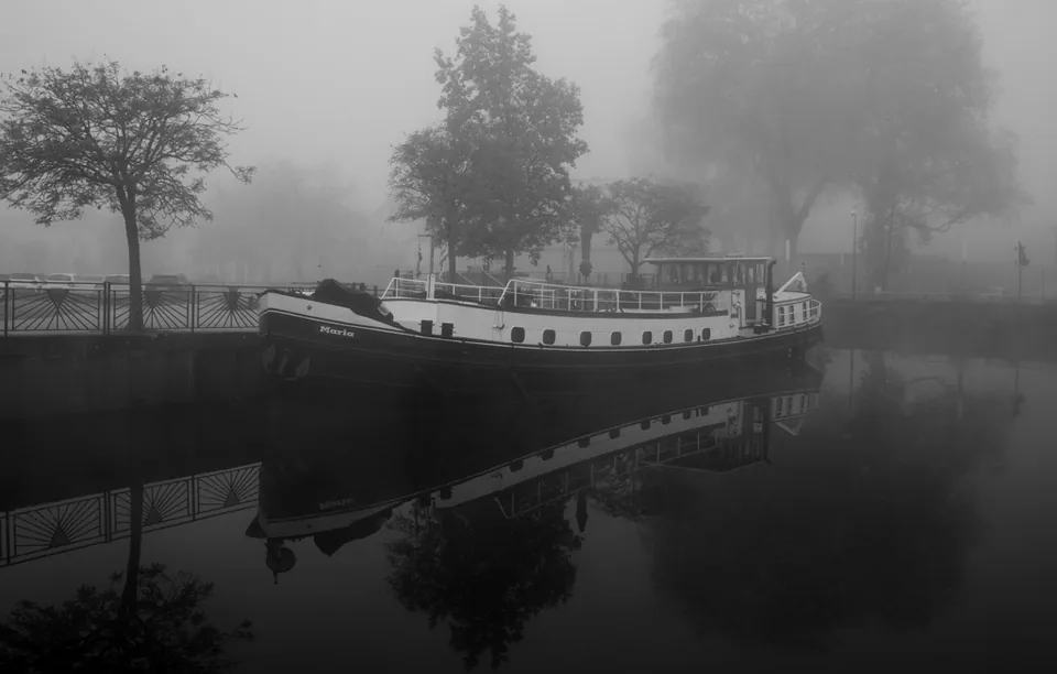 Maria duikt in zwart-wit op uit de mist